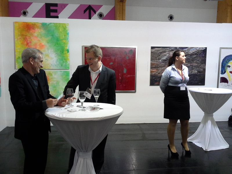 Besucher bei ART Innsbruck mit Werken von Sabine Haag